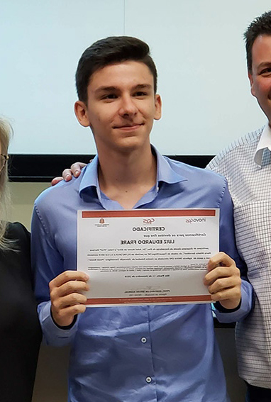 Foto do Luiz Eduardo com um diploma na mão Foto minha de quando participei de um curso na própria FATEC